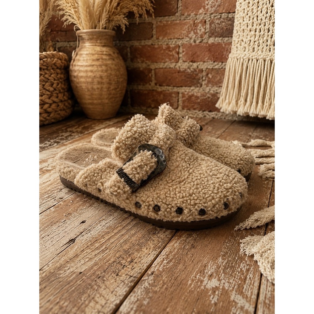 Cozy Tan Faux Fur Buckle Studded Clogs 8M Fall Cabin Boho Rustic Slip Ons